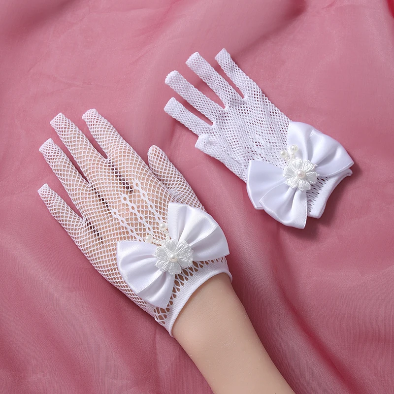 The bride's accessory is a pair of white minimalist bow decorated short gloves suitable for women's wedding parties