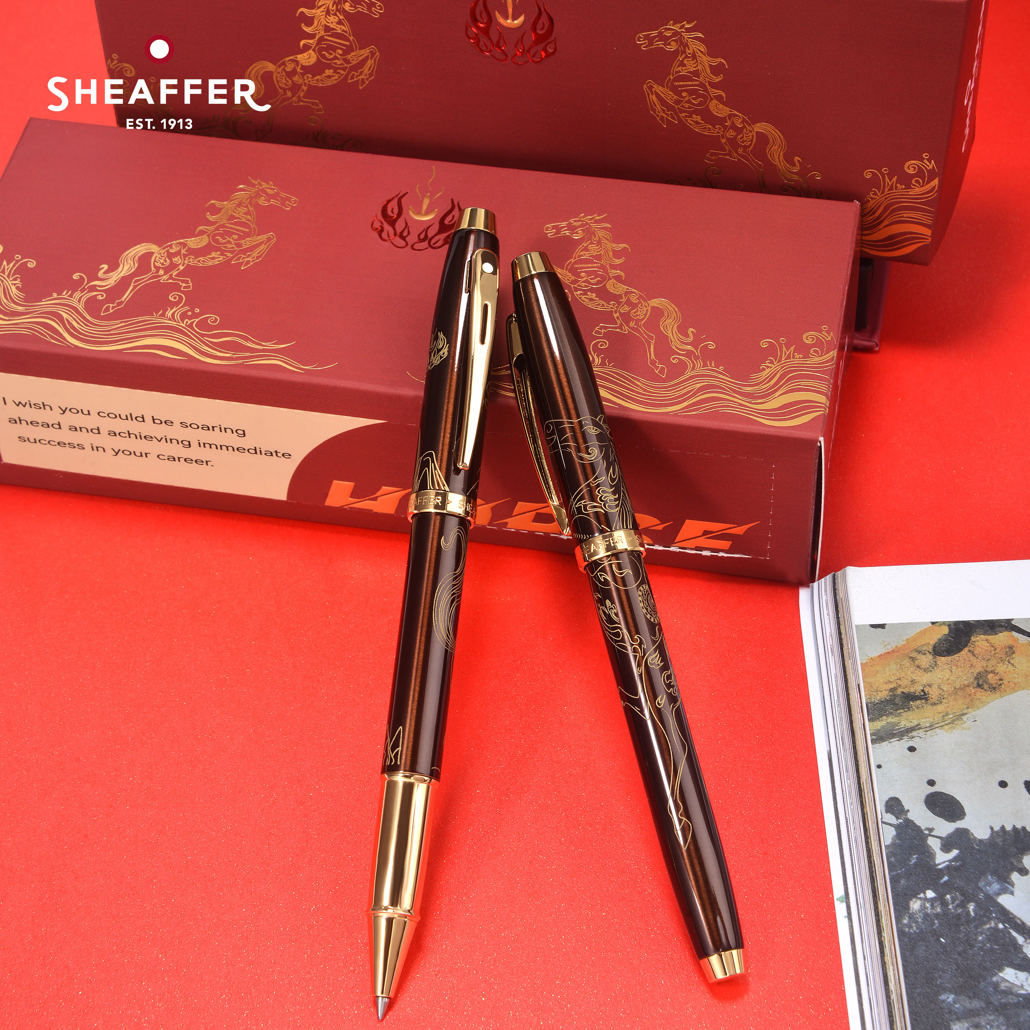 

Ручка Sheaffer 100 Zodiac: Year of the Horse "Red Lightning" – Премиальные пишущие принадлежности в коллекционной подарочной коробке