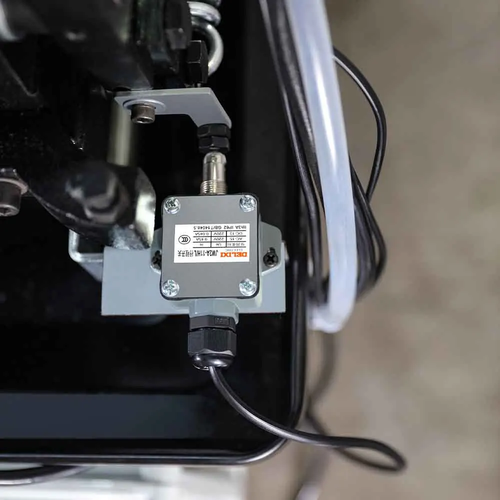 Picture 3: Cutting Machine Metal Band Hydraulic Water Cooling System Saw Machine for Metal