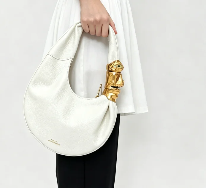 Image of 2026 Neue Halbmond-Handtasche: Modischer Chic-Trend, Hochwertige Mini-Dumpling-Tasche für Damen, Schwarzes Genarbtes Leder mit Metallbeschlägen, Schultertasche