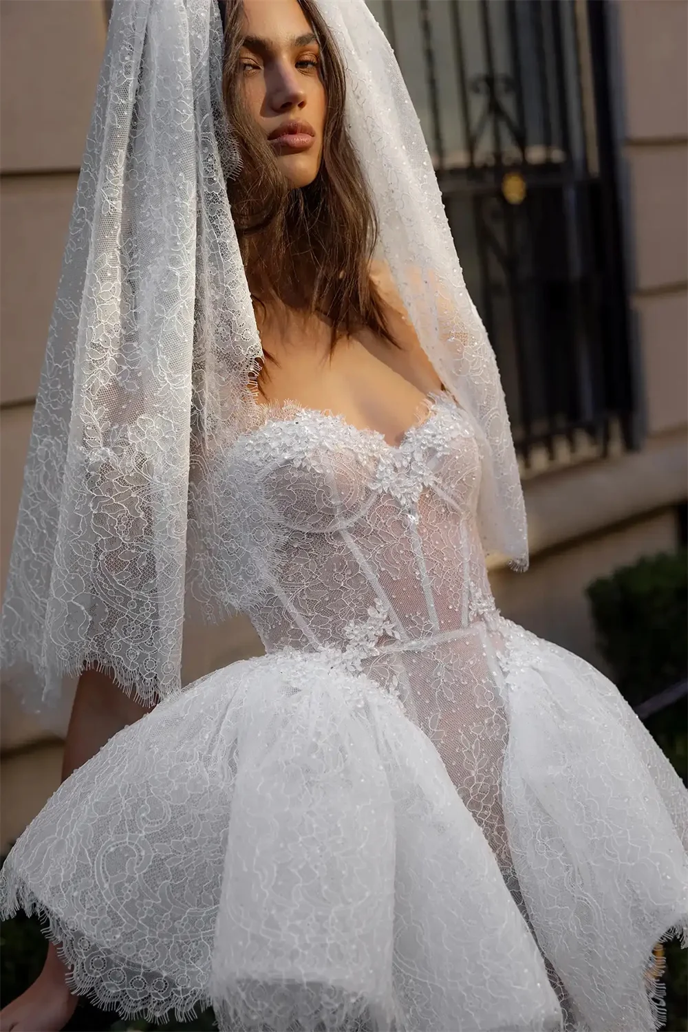 Suknia ślubna Kyoto, biała, elegancka, bez ramiączek, bez rękawów, zapinana na zamek z tyłu, koronkowa, vestidos de noiva, mini, fason A-line, sukienka wieczorowa.