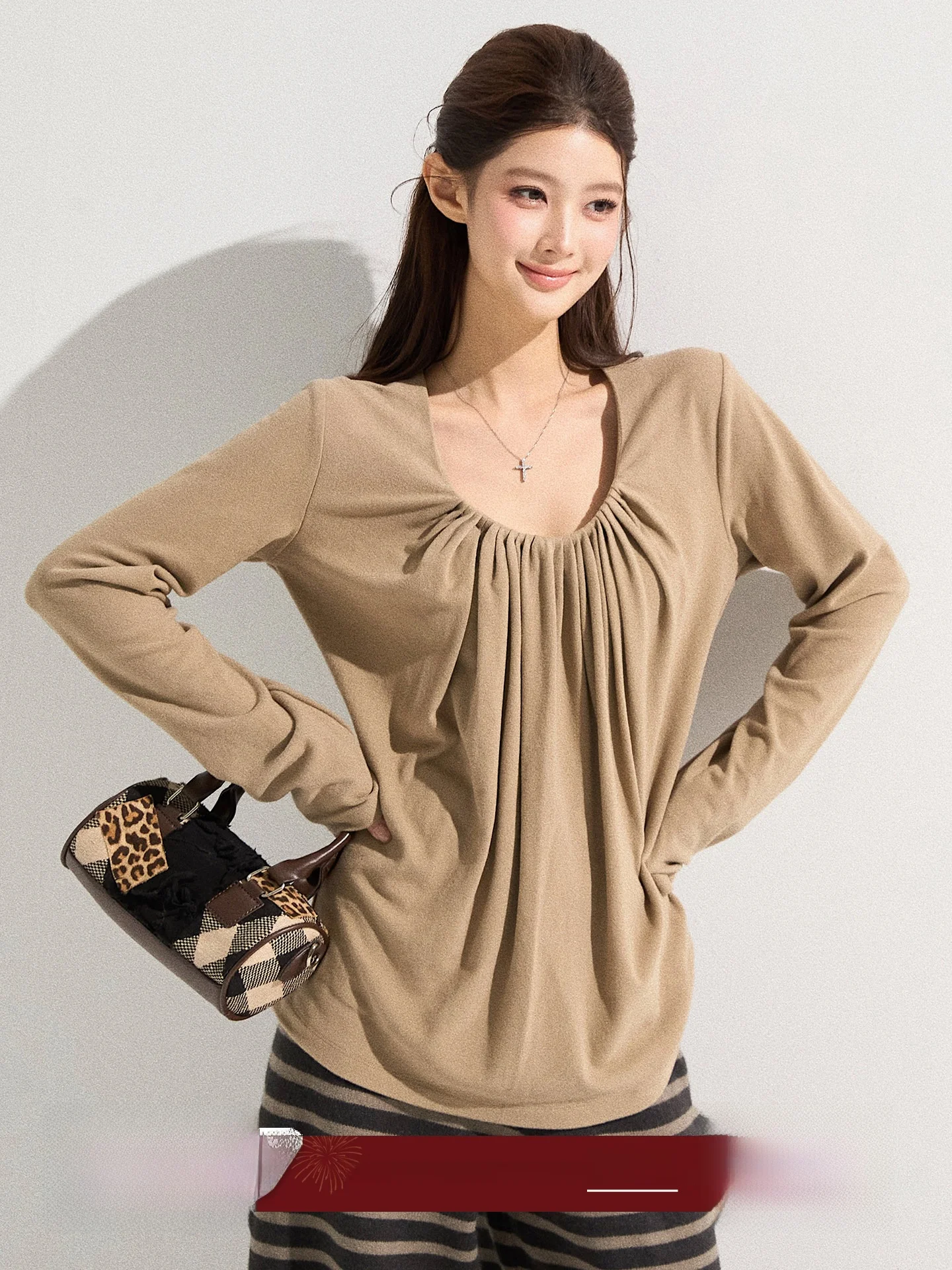 

Loose Long Sve U-Ne Pleated Design Women's T-irt Korean Sle Casual Base irt Autumn Winter New Sle Exquisite Faion
