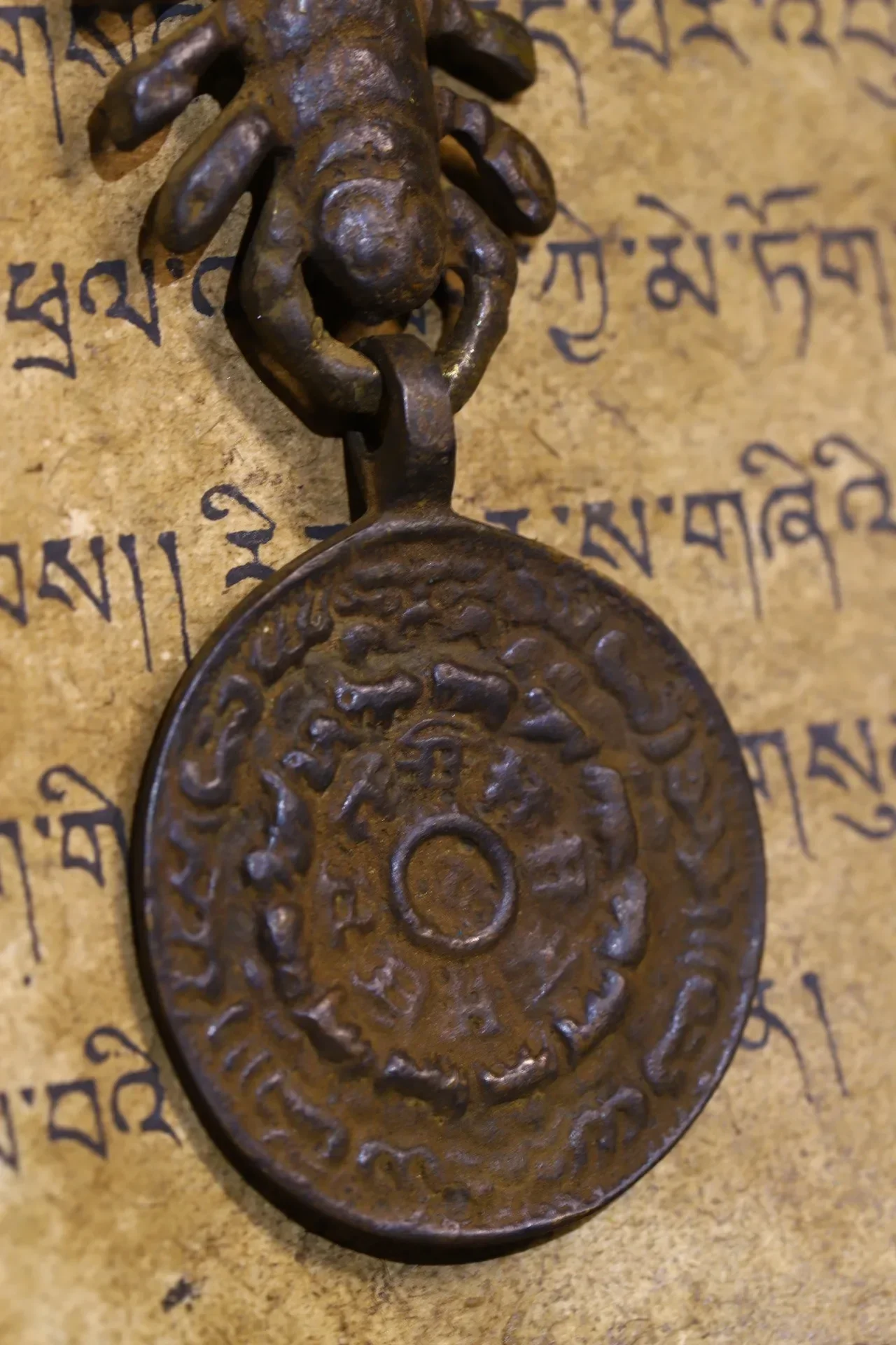 

4"Tibetan Temple Collection Old Bronze Cinnabar Scorpion Statue Buddha Plate Cross Vajra Pendant Amulet Dharma Town house