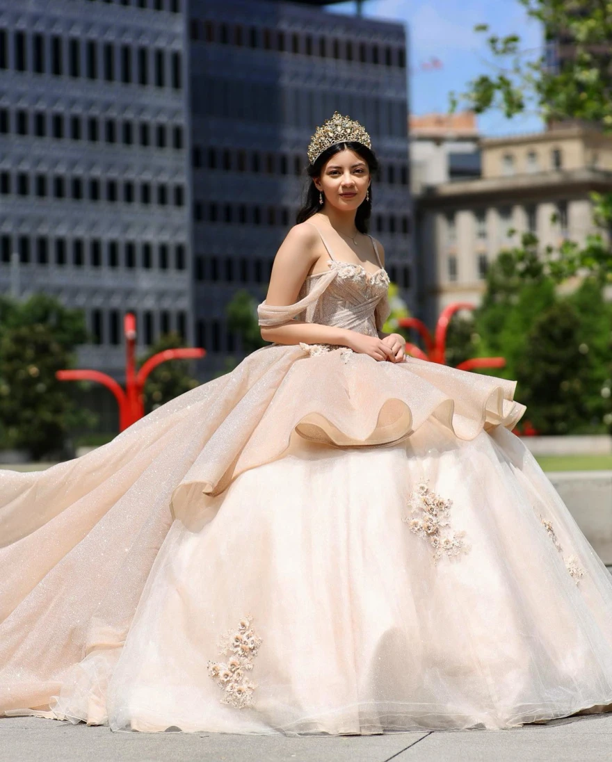 

Customized Sparkly Champagne Quinceanera Dress 2024 Ball Gown Spaghetti Appliques Beaded Mexican 16 Birthday Princess Gown YQD92