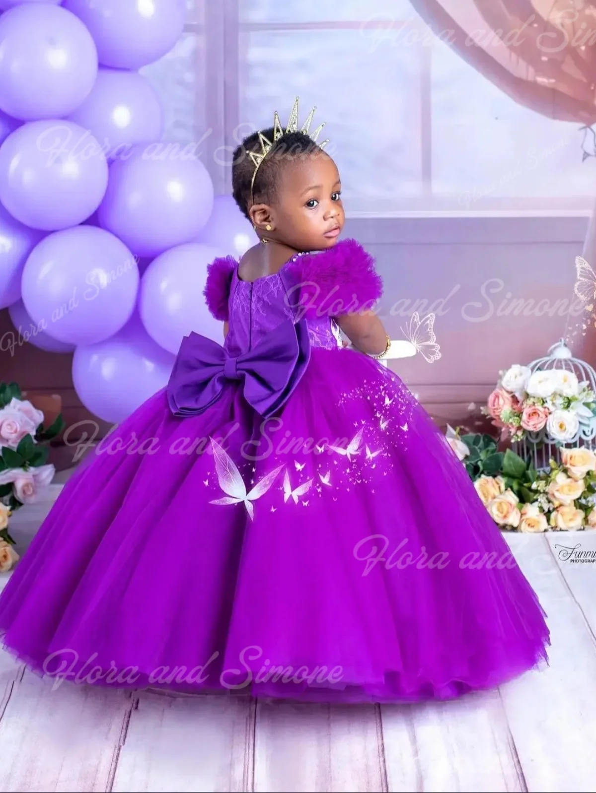 فساتين فتاة الزهور الأرجوانية المخصصة لحفلات الزفاف مع القوس الدانتيل يزين طفلة عيد ميلاد رداء حفلات التواصل الأول