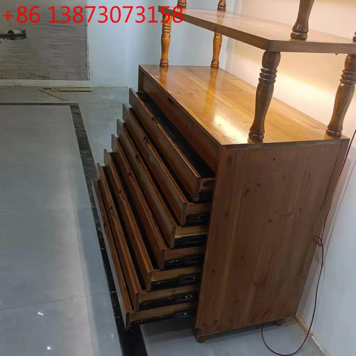 

Витрина из массива дерева в ретро-стиле, многоярусная, для ювелирных изделий, антиквариата, нефрита и прочего.