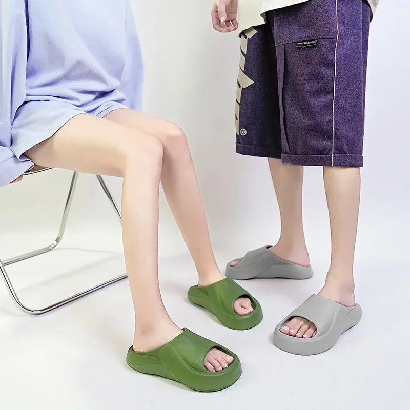 شباشب شاطئ ناعمة سميكة القاع للرجال EVA للاستخدام الداخلي والخارجي، صنادل صيفية سهلة الارتداء للزوجين في المنزل