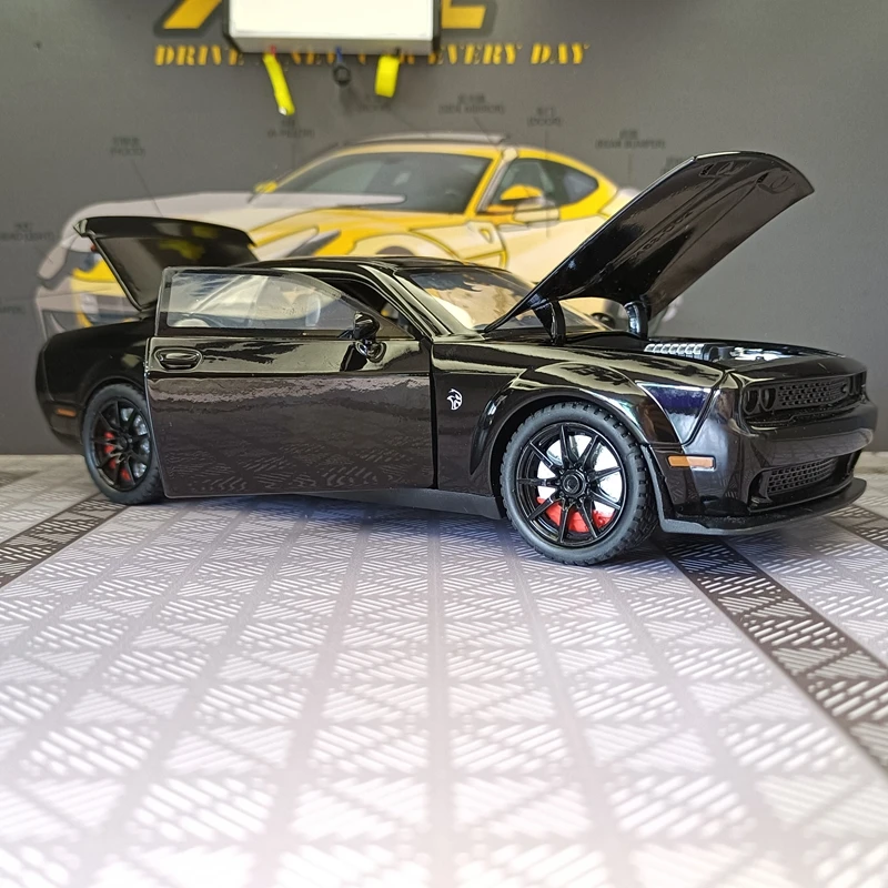 1:24 simulação Dodge Hellcat liga modelo de carro ornamento, portas e capô do motor, porta-malas pode ser aberto detalhes ricos acabamento fino