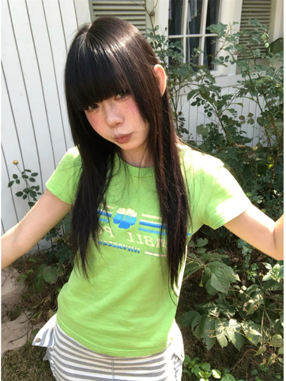 เสื้อยืดสไตล์อเมริกันย้อนยุค ลายพิมพ์ไหล่เฉียง แฟชั่นฤดูร้อนสำหรับผู้หญิง สไตล์เกาหลี ทรงตรง ผ้าถัก