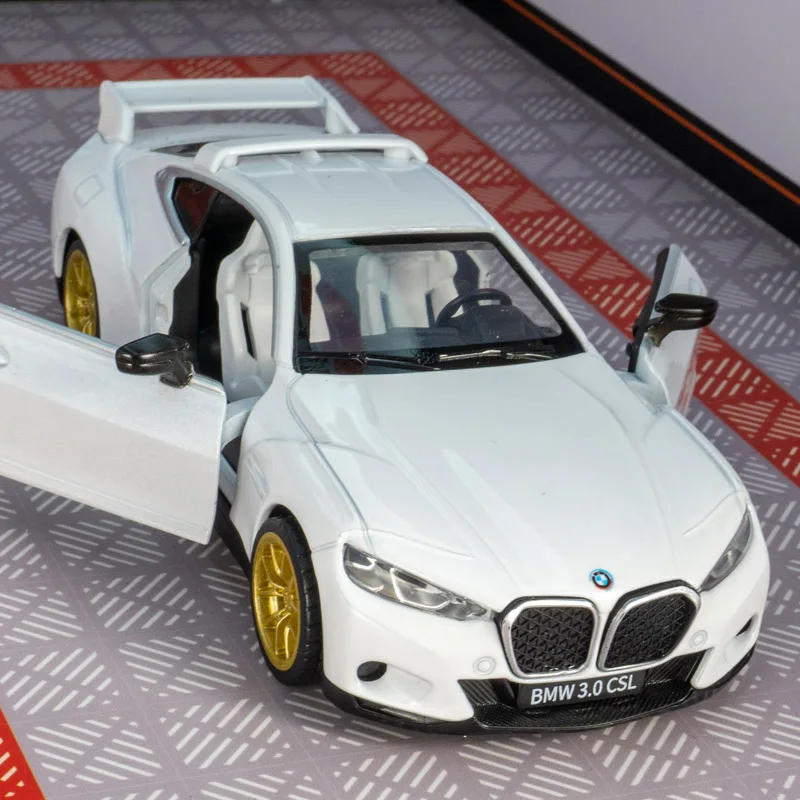 1:35 BMW 3.0CSL liga modelo de carro esportivo presente enfeites de carro puxar para trás brinquedos acústico-ópticos presente as portas podem ser abertas de boa qualidade