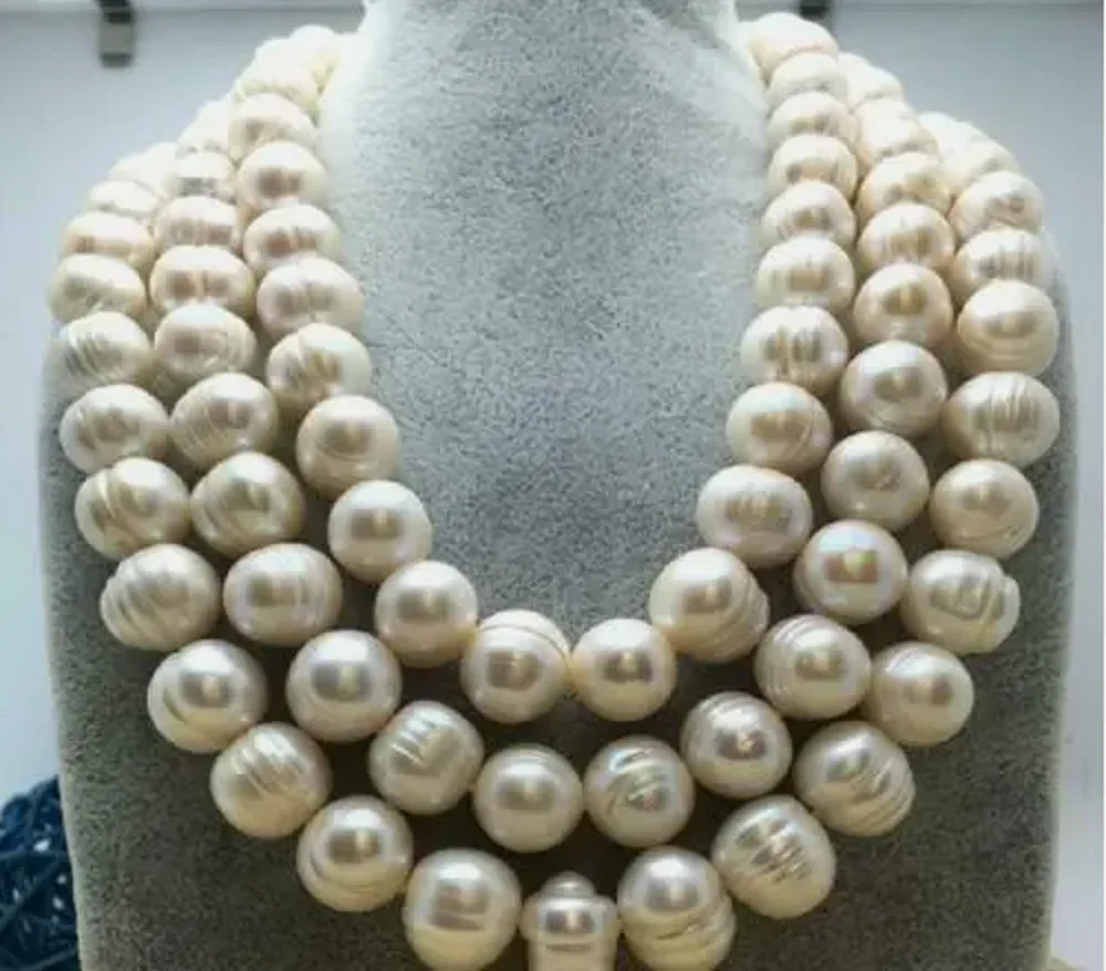 

Large quantity of genuine white pearl necklace with natural South Sea size of 12-13mm, 50 "14K gol