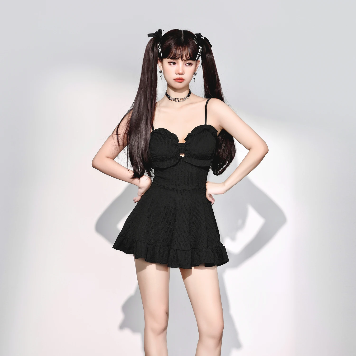 2025 ใหม่Elegant Sweet Bowอนุรักษ์นิยมสระว่ายน้ําวันหยุดชุดOne-pieceชุดว่ายน้ําสีดําSeaside Swim Beach Partyชุดว่ายน้ําSuspender