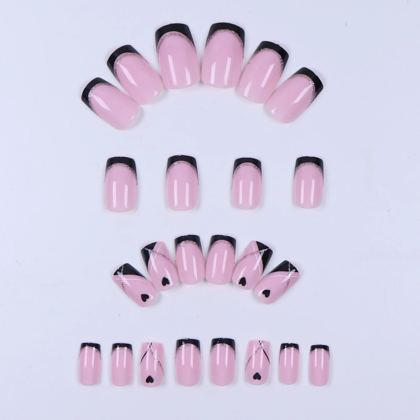 24 個のスクエアブラックフレンチポインテッドショートプレスフェイクネイル、ハート型のキラキラネイル、光沢のあるアクリルフェイクネイル
