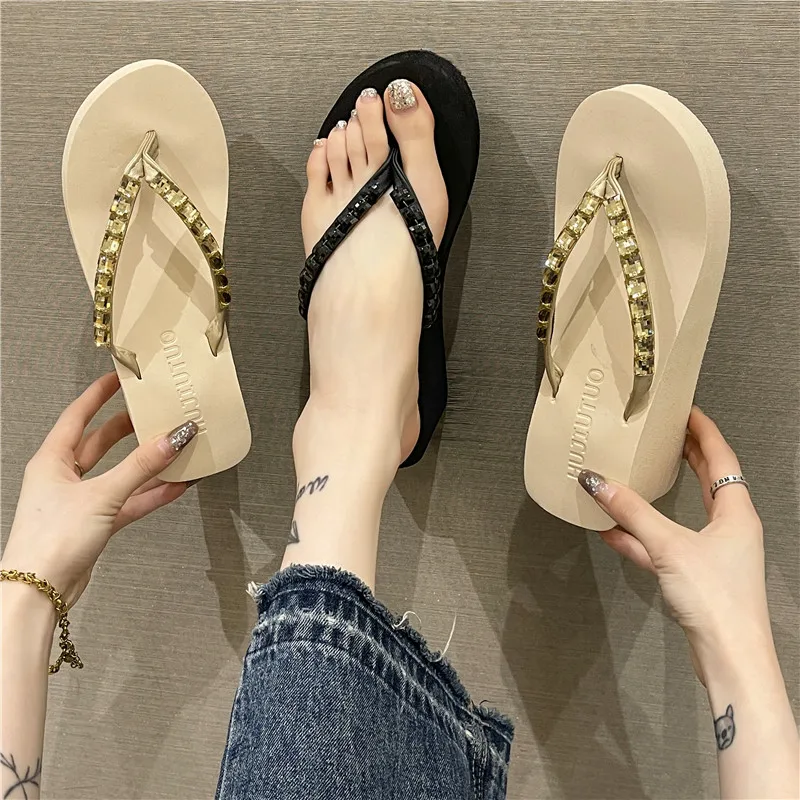 

Летние шлепанцы на толстой подошве со стразами, европейский и американский стиль, модные пляжные тапочки на танкетке для женщин