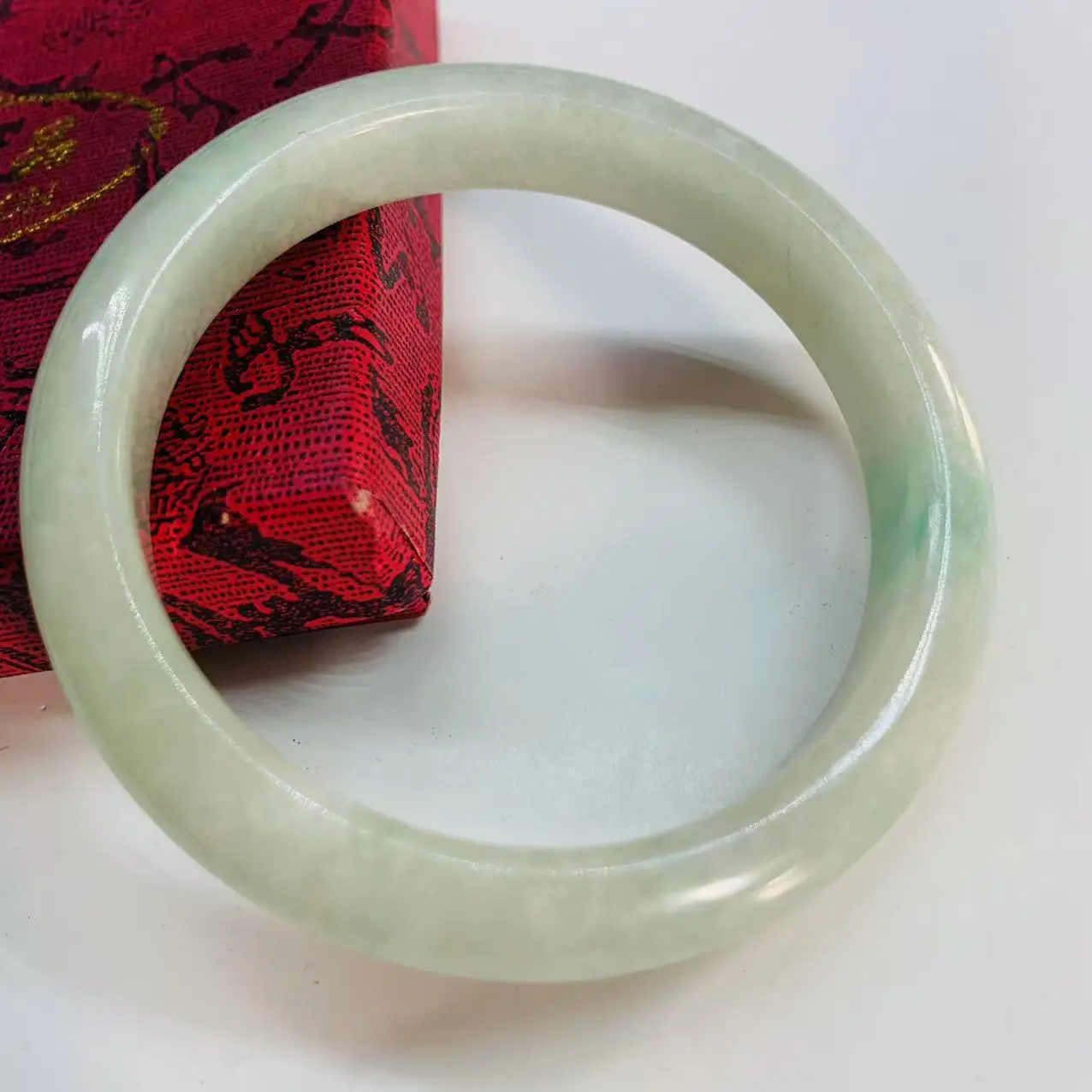 

Realistic shooting of light green 54.2mm green flower jade bracelet
