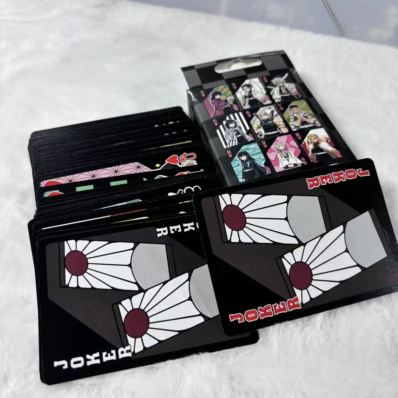 Cartas de póquer temáticas Demon Slayer: con diseños de personajes vibrantes, perfectas para los fanáticos. Ideal para juegos o como coleccionable.