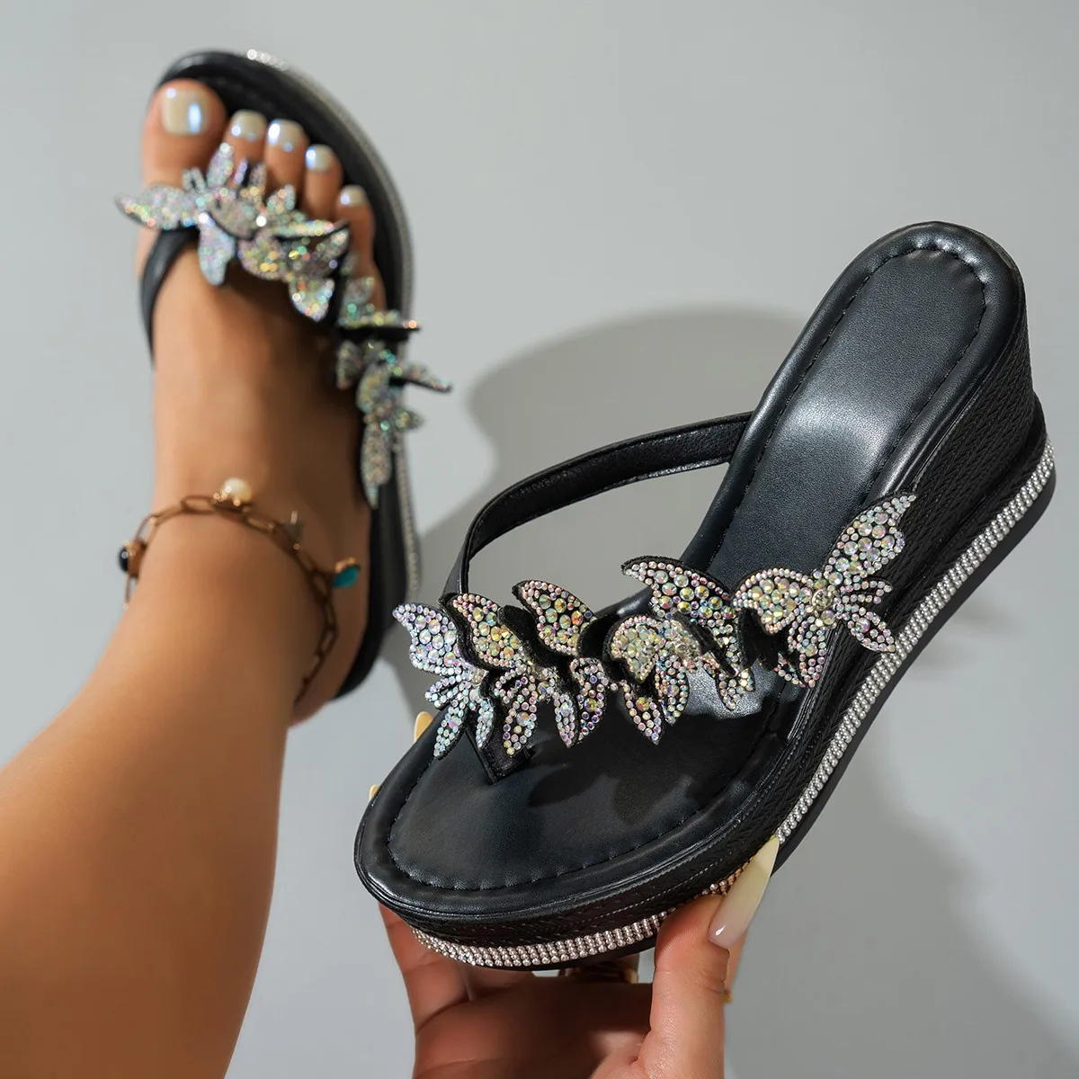 

Прозрачные женские сандалии с кристаллами и бабочками, уличные 2026, новые летние тапочки на высоком каблуке в сказочном стиле с кристаллами на блочном каблуке