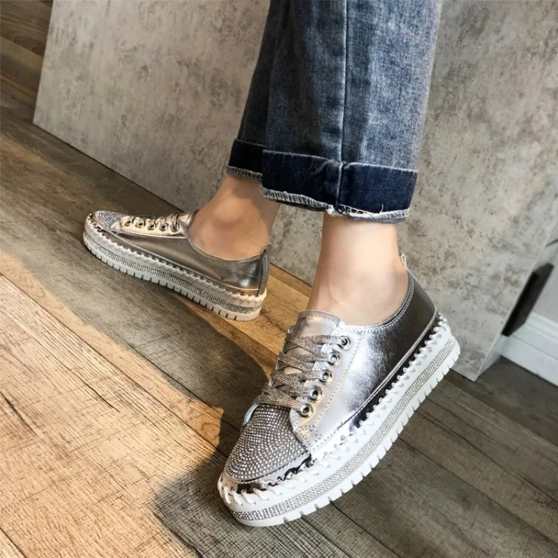 Sapatos brancos de tamanho grande para mulheres, novo estilo 2024 com bolo de esponja cravejado de diamantes lantejoulas sola grossa, sapatos de tabuleiro da moda