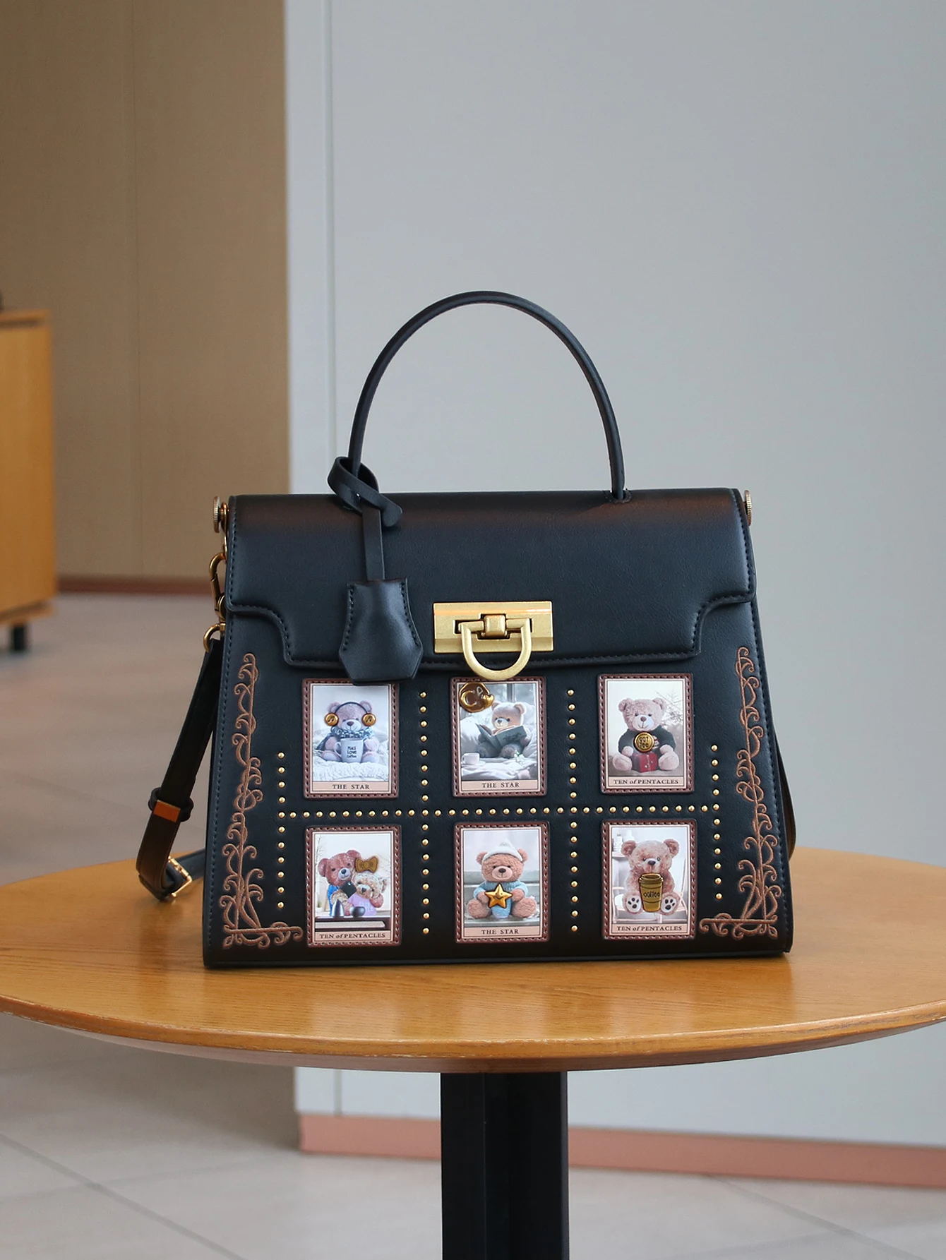 

Fashion advanced new handbag 2025 new luxury handbag heavy rivet design cute little bear Tarot handbag retro animal cartoon shou