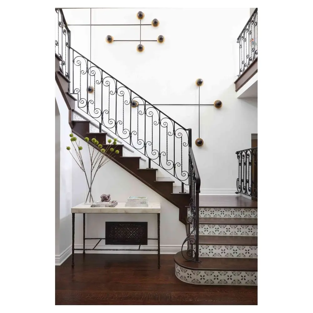 درج داخلي حديث من الفولاذ المقاوم للصدأ مع درابزين زجاجي خشبي، تصميم داخلي حلزوني متين للفيلات بأحجام قياسية #4