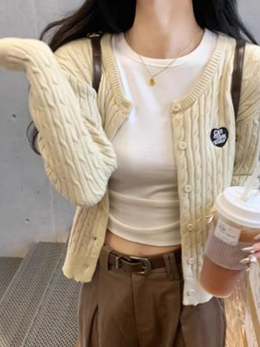 Cardigan in Maglia Intrecciata con Cuore Rosso Ricamato, Versione Giapponese Slim Fit con Bottoni