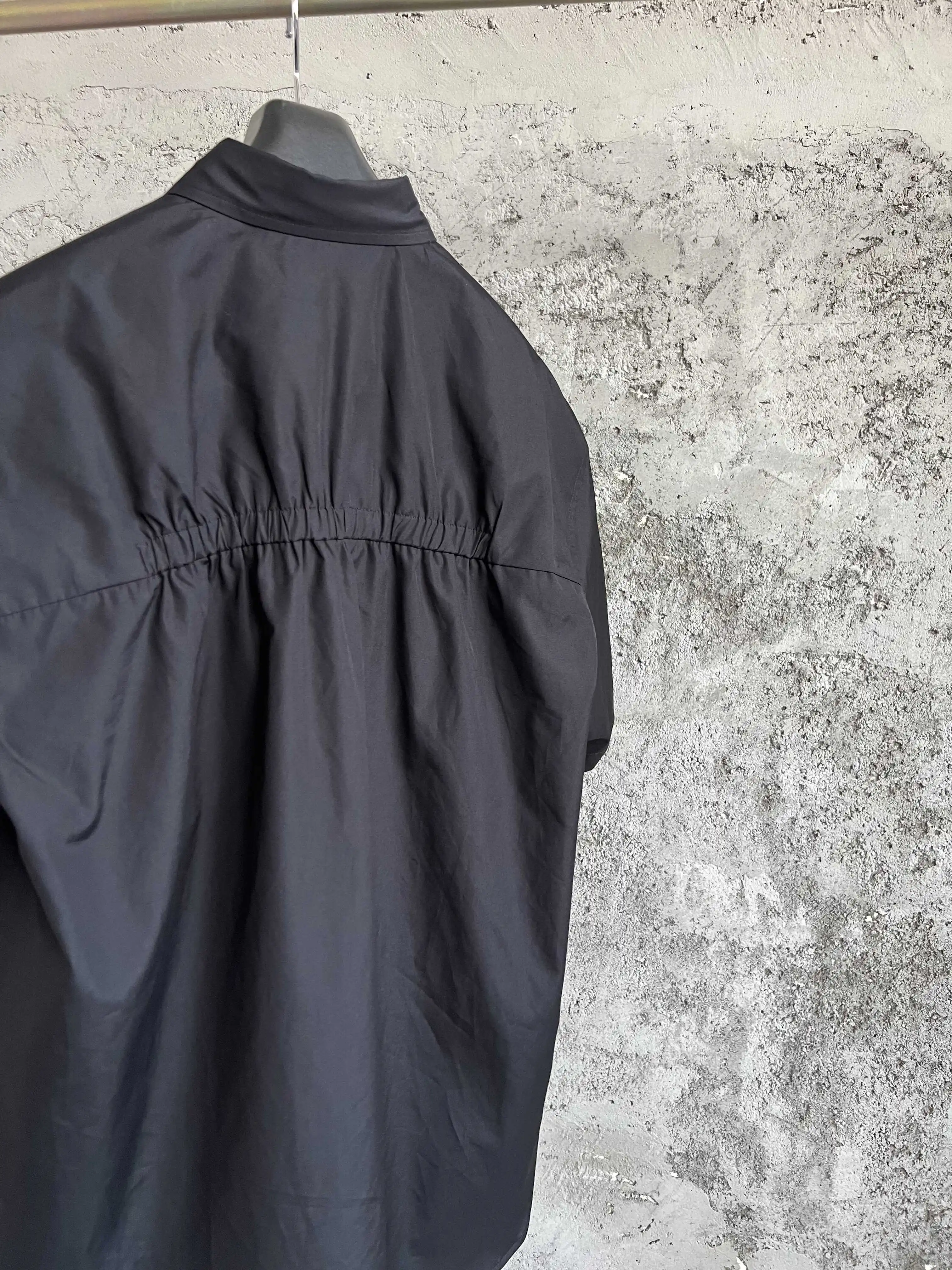 

A niche original designer of short-sleeved shirts with a five-quarter sleeve silhouette