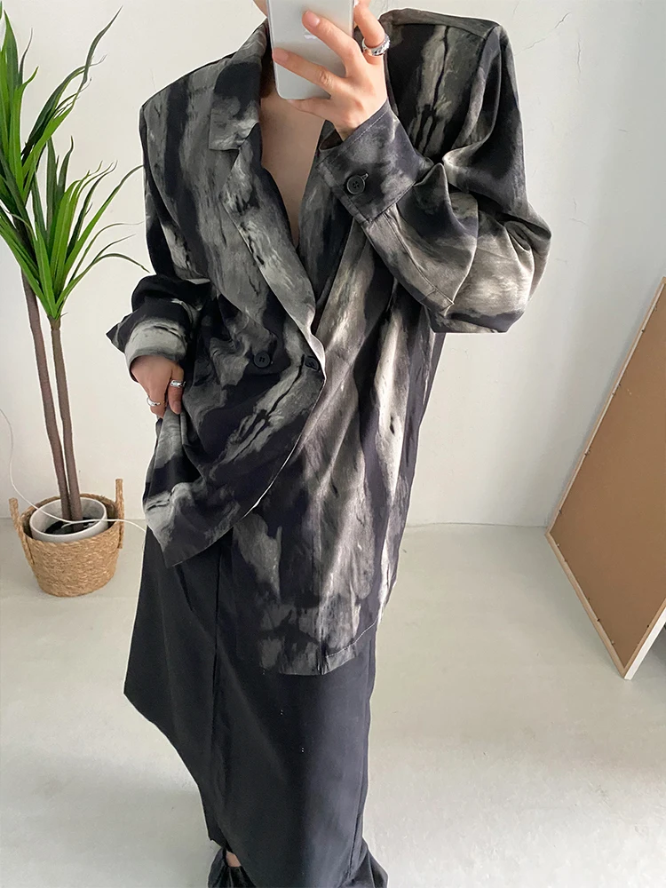 [EAM] Women Black Tie Dye Should Padded Big Size Blouse New Lapel Long Sleeve Loose Fit Shirt Fashion Spring Autumn 2024 1DF0348