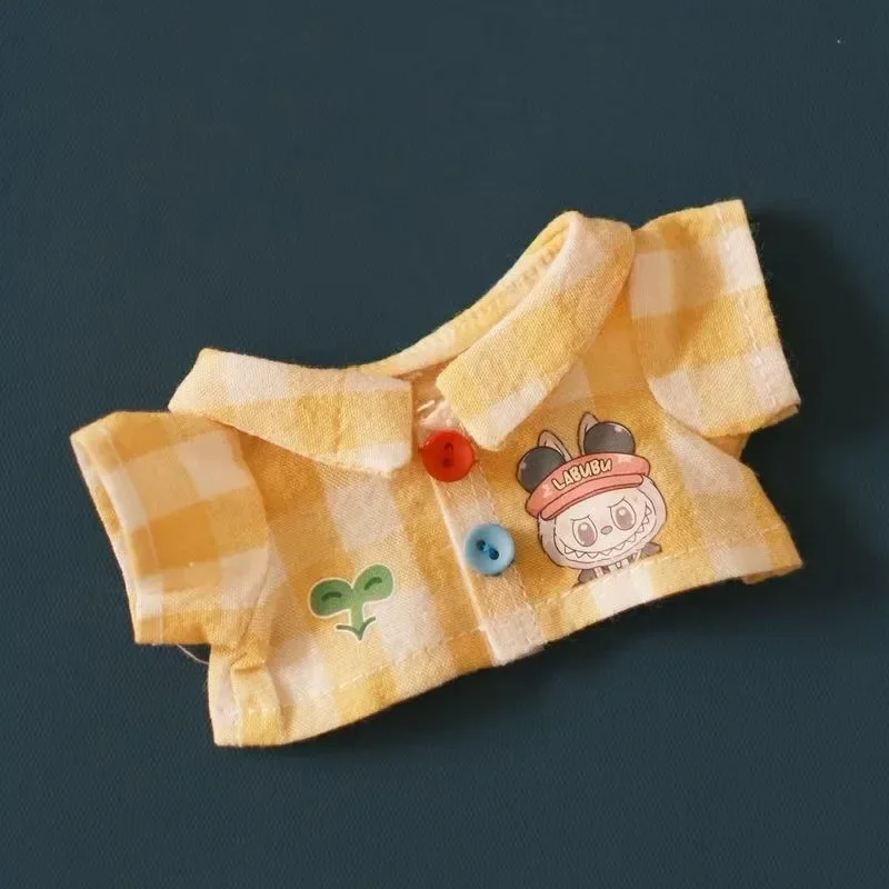 Camisa de verano Labubu y jeans rasgados: lindas muñecas de vinilo con atuendo informal y una moda de verano