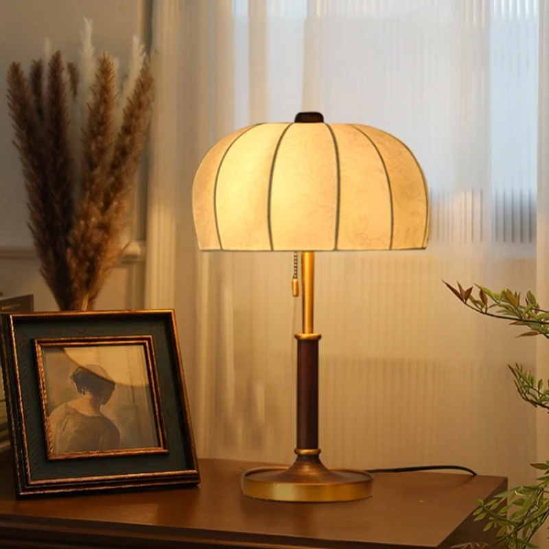

Retro printed desk lamp, French solid wood wabi-sabi wind, bedside lamp high sense, hotel home romance, bedroom decoration lamp