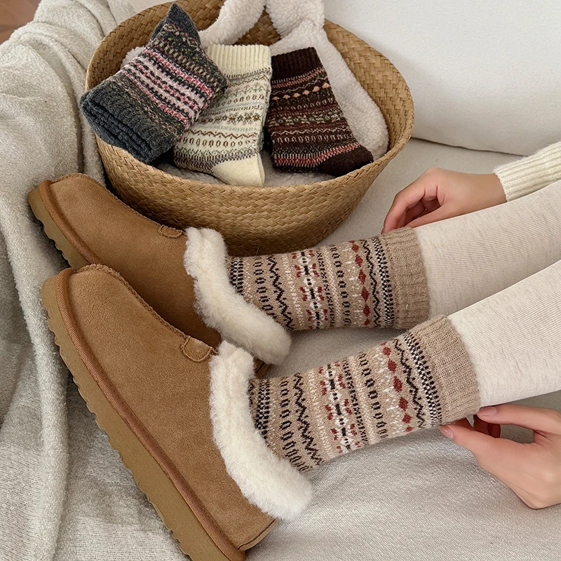 New Women's Socks Thick Autumn Winter Colored Fashion Warm Socks Creative National Style Casual Girls Crew Socks Elastic Comfort