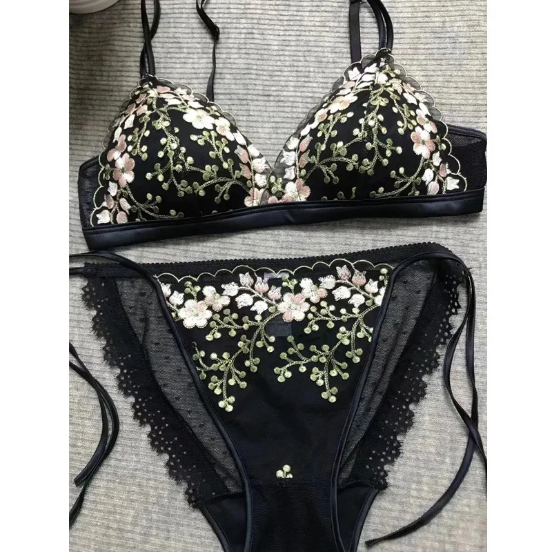 Girls Thin Underwear Sexy Embroidered Flower Bra Set No Steel Ring Underwear Sets Big Breasts Small Lingerie with Panty