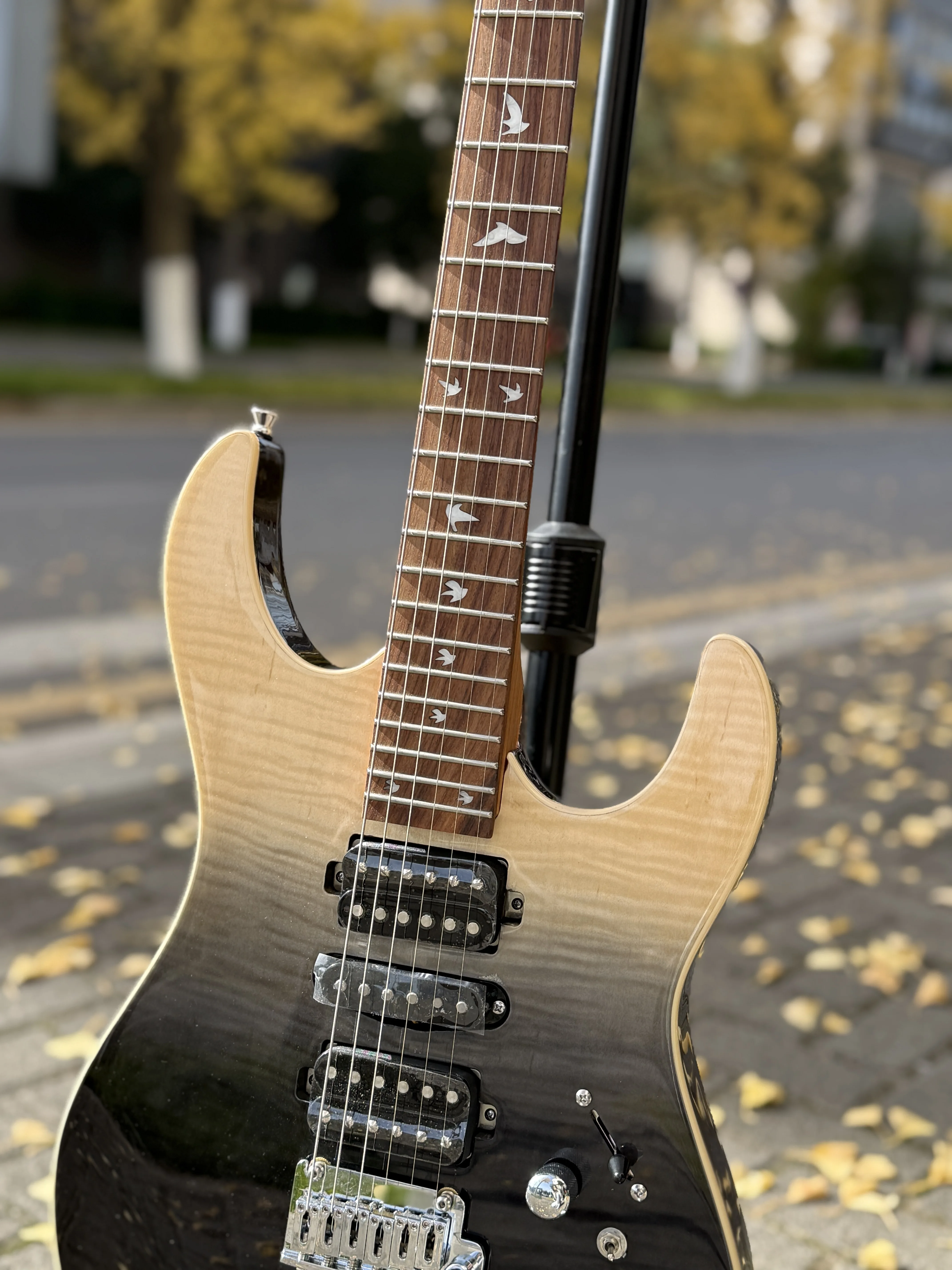 Electric Solo Guitar High Quality Cheap 6 Strings Blue And Red 24 Frets Customize Electric Guitar