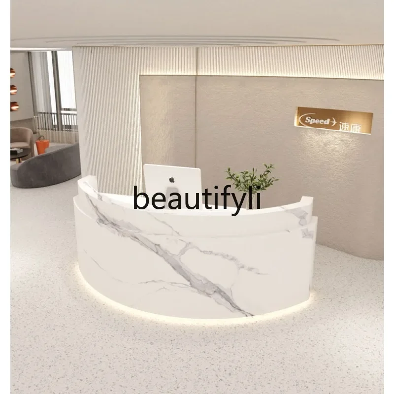 zzqCurvo Negozio di abbigliamento Bancone cassiere Luce Banco reception aziendale in stile lusso Reception del salone di bellezza Personalizzazione bianca