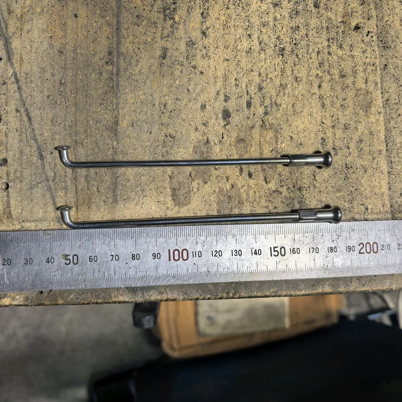 

9G Диаметр 3,5 мм Мотоциклетные спицы Материал Нержавеющая сталь 304 J-изгиб Круглый корпус Колеса для мотокросса Спицы с сосками