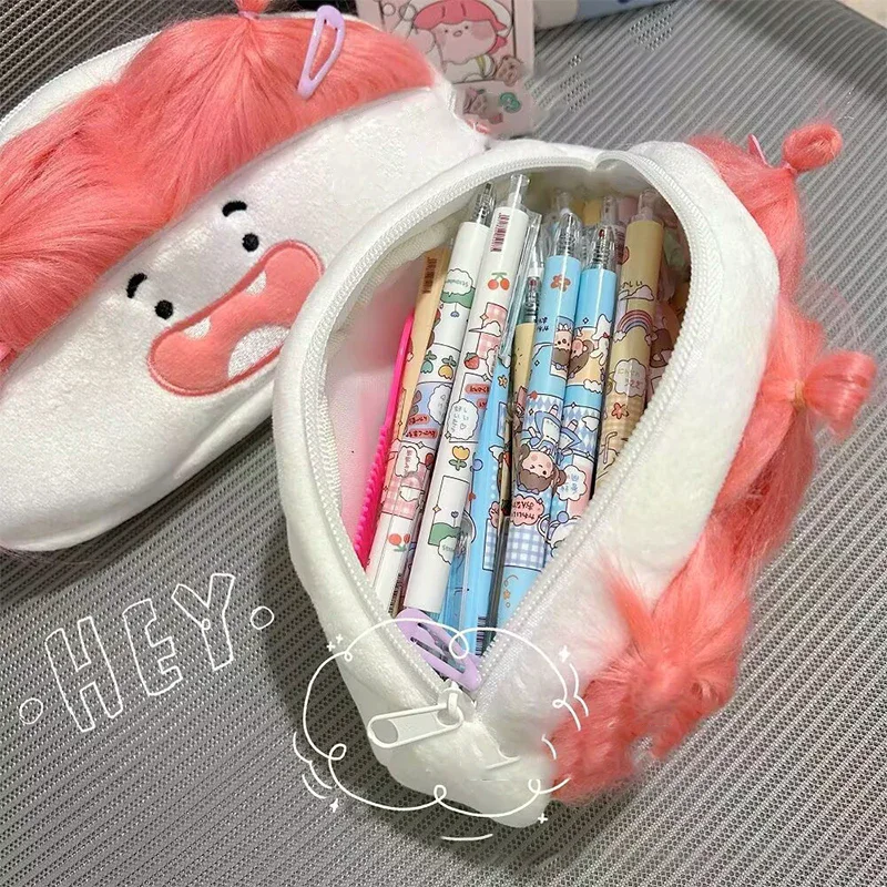 

Розовый плюшевый пенал с забавным дизайном, большой вместимости, креативный мультяшный пенал в виде девочки с большим ртом, портативный футляр для ручек, школьные принадлежности, подарок