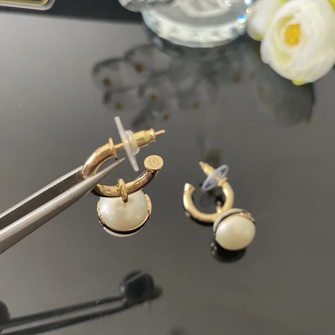 

European and American fashion round pearl black enamel earrings