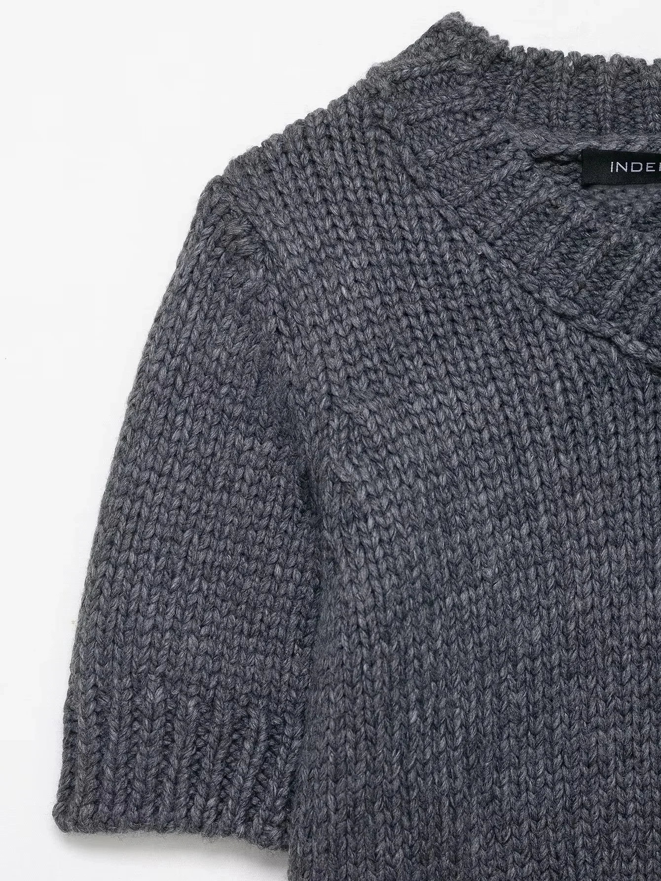 KONDALA Damski Sweter Casual Chic z Dekoltem w Serek, Krótki Rękaw, Dopasowany Sweter Dzianinowy, Modny Sweter na Jesień 2025, Elegancki Sweter Damski