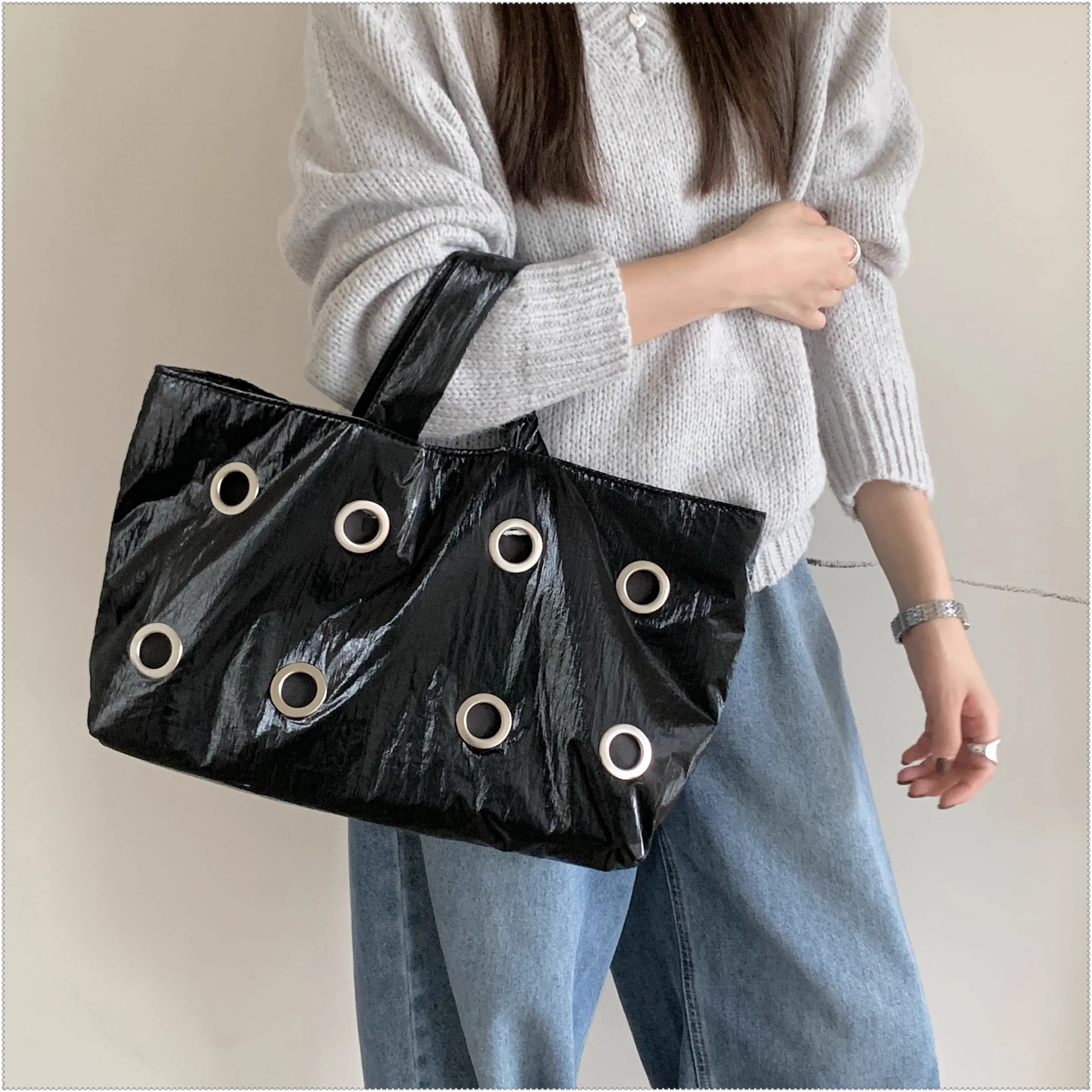 

Женская сумка с блестящей поверхностью, большая вместительная индивидуальная нейлоновая сумка-ведро с заклепками, большая модная женская сумка-тоут bolsa