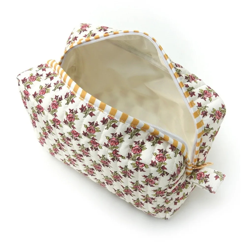 Large Capacity Quilted Makeup Bag Wear Resistant Easy To Clean Floral Pattern Toiletry Bag Zipper Portable Cosmetic Bag