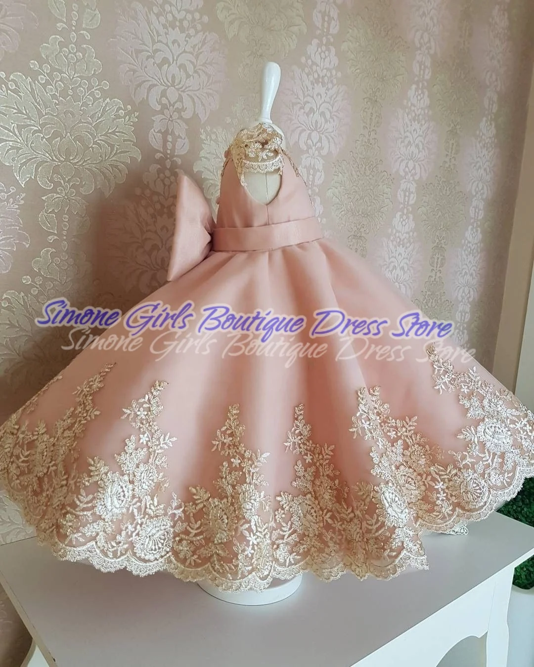 Oネックボウフラワーガールドレスエレガントなサテンの小さな女の子のウェディングドレス、チュールスカート付き、ブライズメイド特別な機会用カスタム