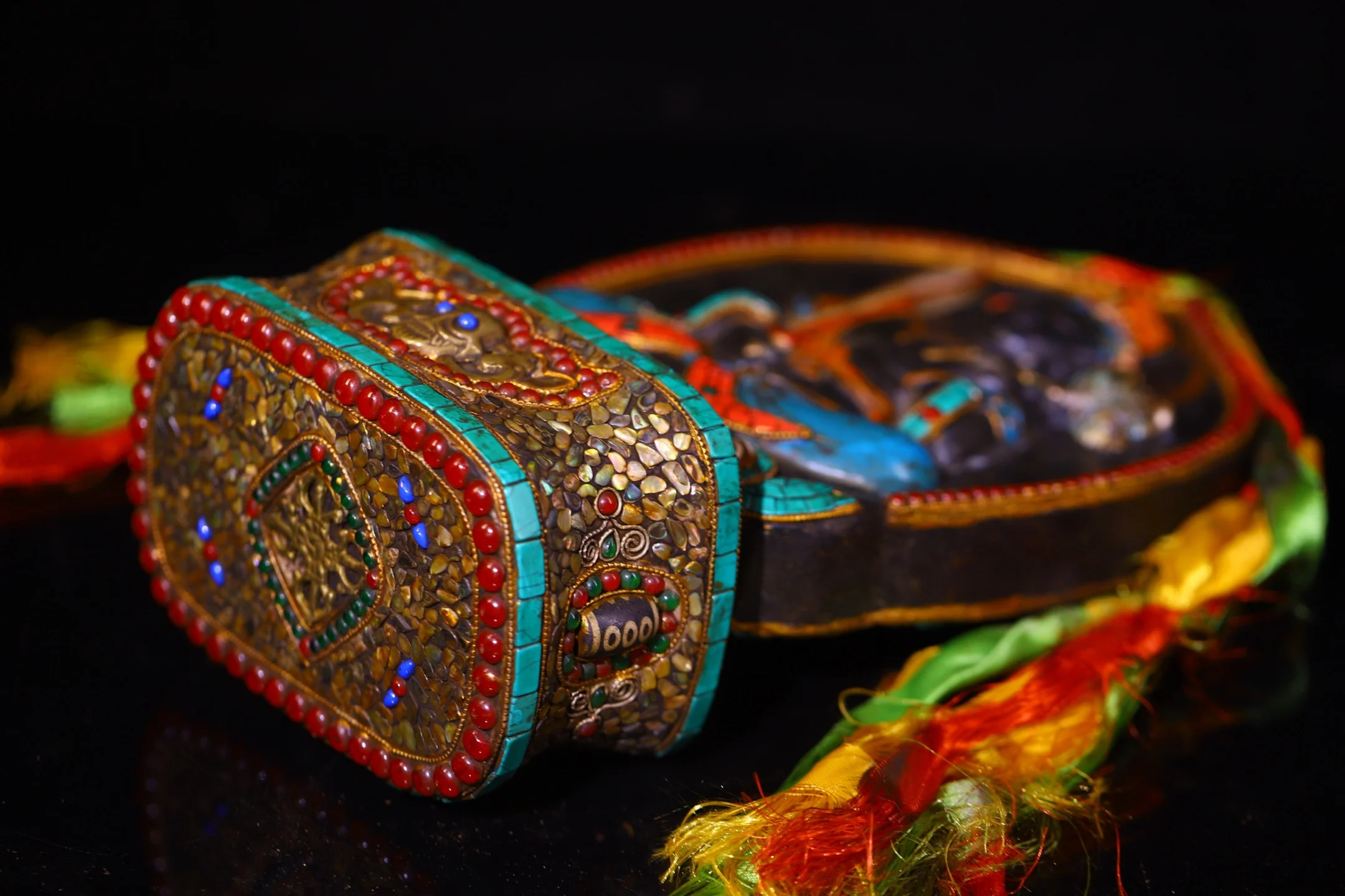 

Буддийская мозаичная панель-основа для ниши с росписью в стиле фолк, украшенная метеоритами, бусинами gZi, ракушками и бирюзой, изображающая Будду Акашагарбху (Бодхисаттву)