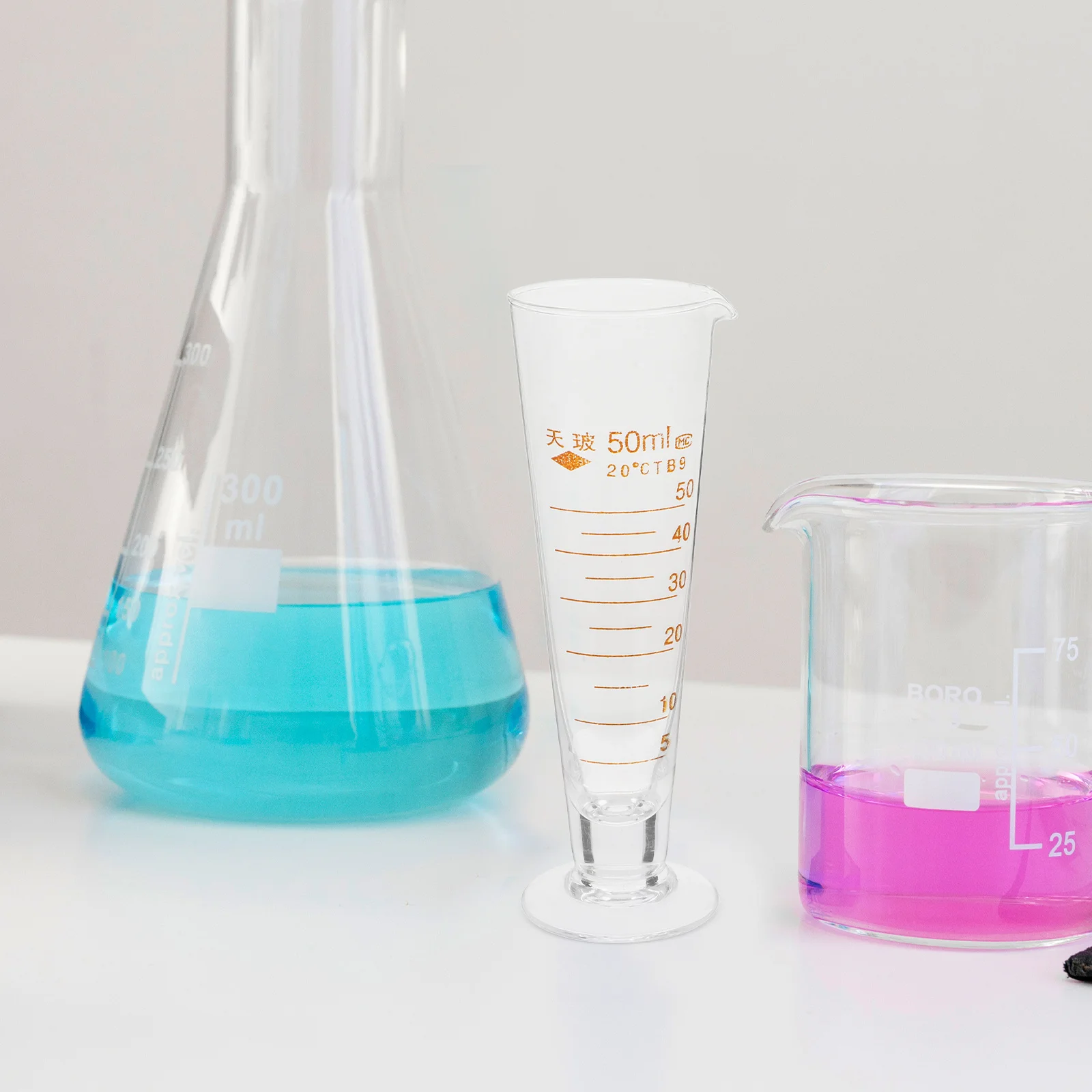 

Glass Measuring Cylinder with Scale Laboratory Graduated Beaker Clear Markings for Accurate Measurements Chemistry Lab Glassware