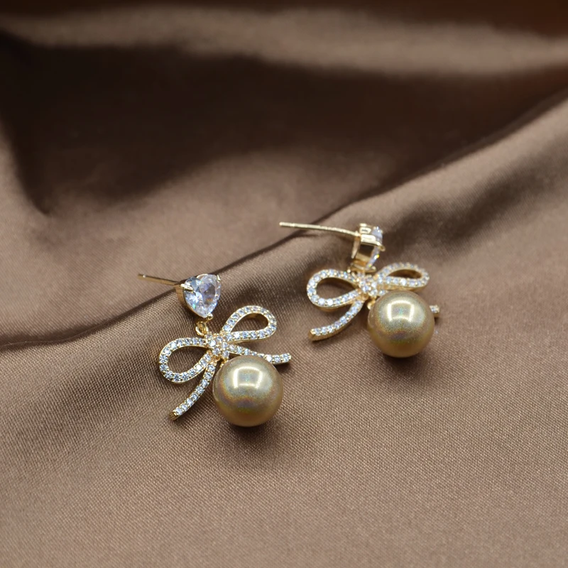 

2025 new style niche fashion simple versatile pearl women's earrings suitable for daily birthday party gifts