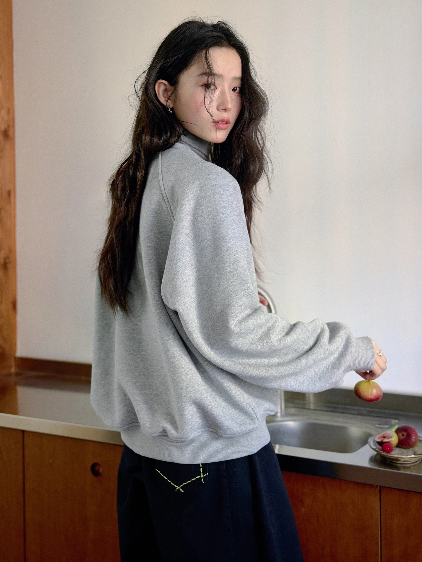 

Утепленная женская толстовка с вышивкой, длинными рукавами, флисовой подкладкой и вставками на плечах, в стиле колор-блок, для зимнего тепла