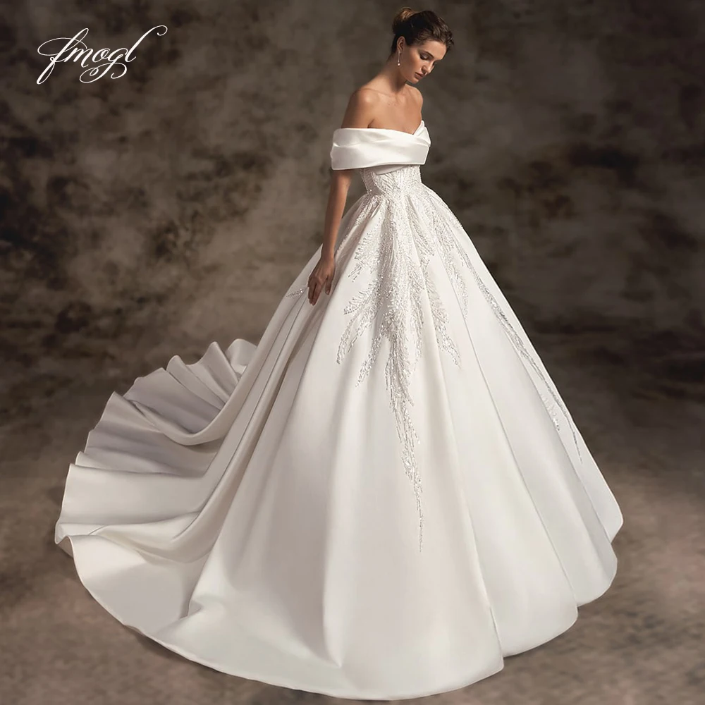 

Customized Sexy Boat Neck Matte Satin Pleat Ball Gown Wedding Dresses Luxury Backless Appliques Beaded Court Train Bridal Gown
