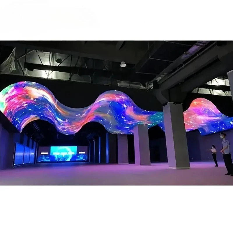 شاشة عرض LED P2 4K عالية الجودة على شكل متموج لعام 2025 - لوحة حائط فيديو داخلية/خارجية وسقف LED لمراكز التسوق وعرض البحر