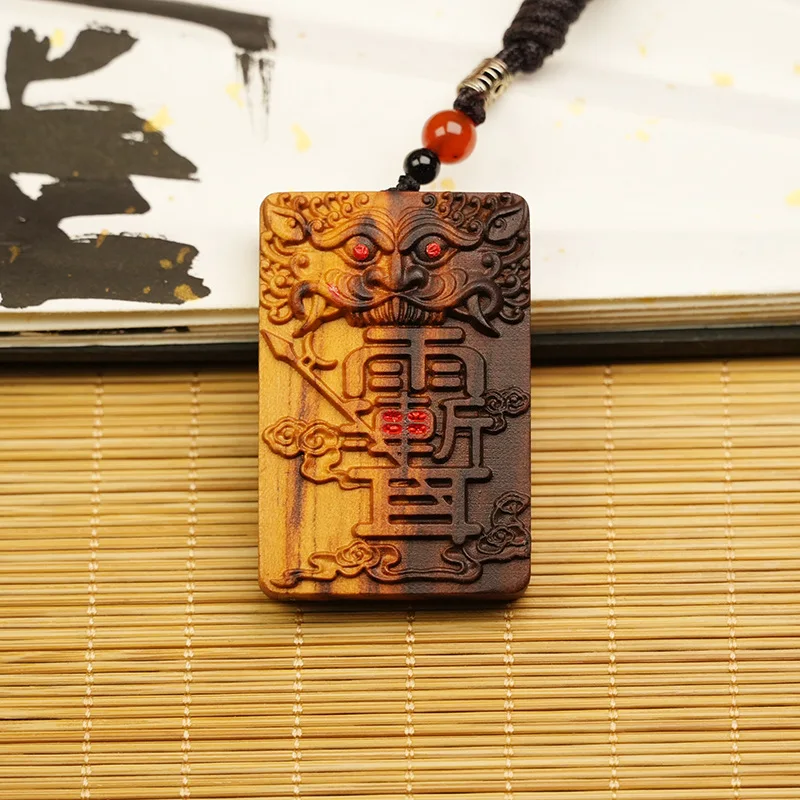 

Чистое натуральное дерево мармелада молнии с дизайном головы мифического зверя и подвеской в виде клеверного листа, украшенное ожерельем