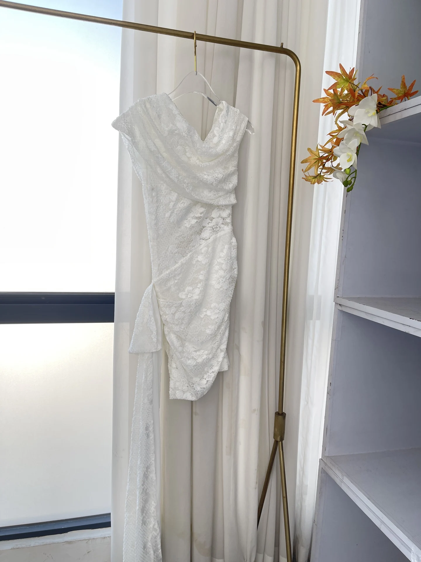 Ärmelloses Minikleid mit weißen Spitzenblumen und schrägen Schultern