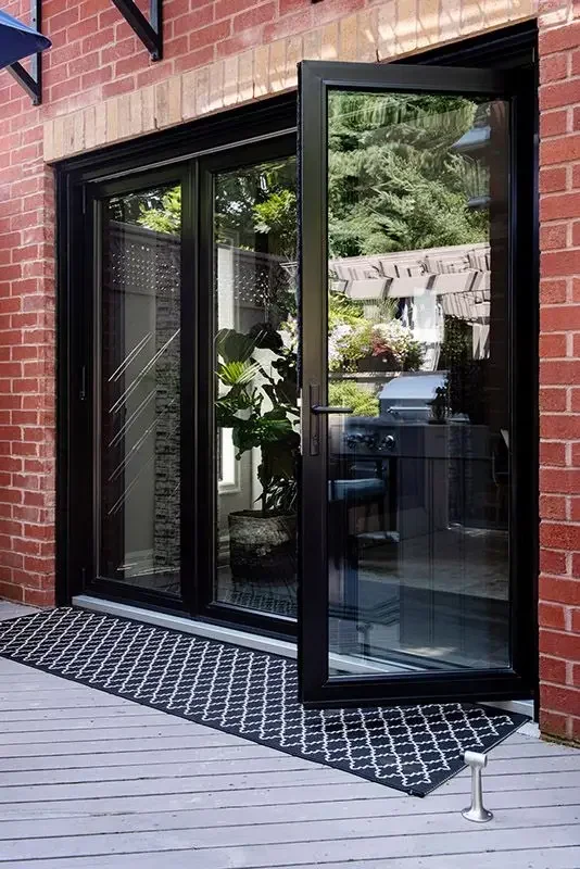 Porta pieghevole resistente Doppi vetri Porte moderne in alluminio per balcone domestico Porta bifold a risparmio energetico per la decorazione domestica