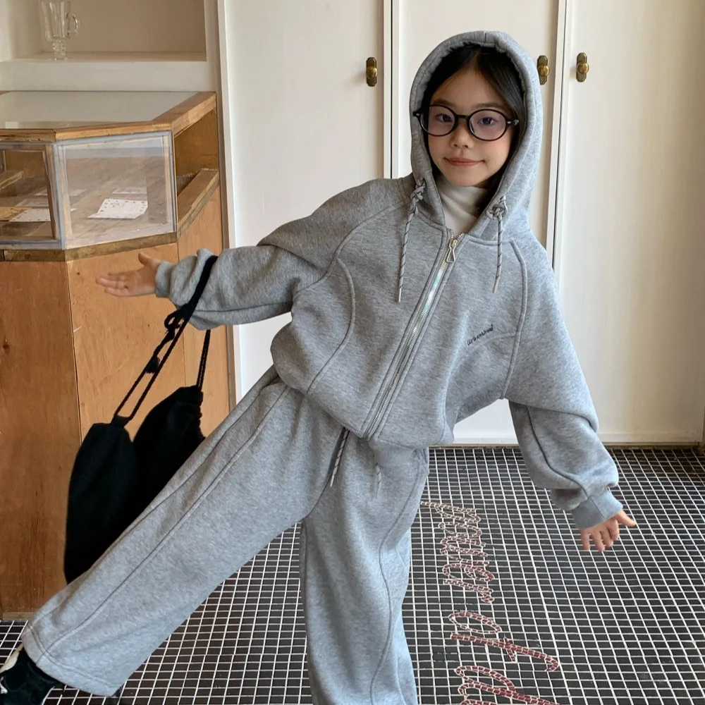 

Осенне-зимний спортивный комплект для девочек, новинка 2023 года, плюшевая детская корейская модная толстовка с капюшоном, пальто, широкие брюки, модный комплект из двух предметов